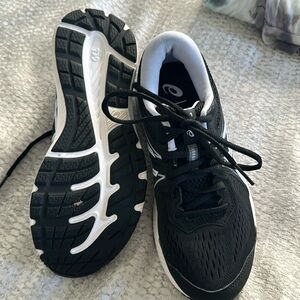 Like new Asiacs, black running shoe- women’s size 6.5
